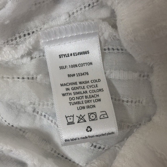 Roan + Ryan top white v-neck - Picture 9 of 9